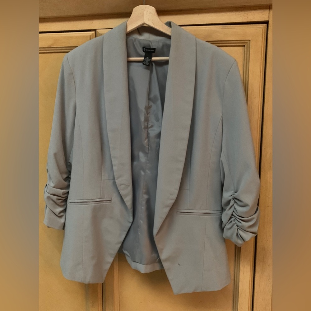 Women’s Gray Blazer. Fitted with rouched sleeves. Size XL